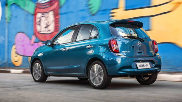 Na traseira, as lanternas ganharam nova disposi&ccedil;&atilde;o de luzes e para-choque redesenhado | <a href="https://beta-develop.quatrorodas.abril.com.br/carros/lancamentos/nissan-new-march-782972.shtml" rel="migration">Leia mais</a>