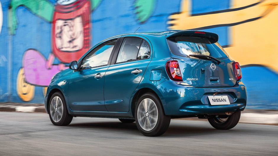 Na traseira, as lanternas ganharam nova disposição de luzes e para-choque redesenhado | <a href="https://beta-develop.quatrorodas.abril.com.br/carros/lancamentos/nissan-new-march-782972.shtml" rel="migration">Leia mais</a> Na traseira, as lanternas ganharam nova disposição de luzes e para-choque redesenhado | <a href="https://beta-develop.quatrorodas.abril.com.br/carros/lancamentos/nissan-new-march-782972.shtml" rel="migration">Leia mais</a>