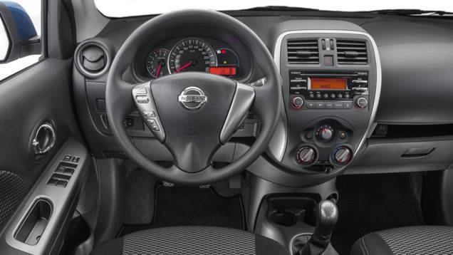 Interior ganhou novas sa&iacute;das de ar - agora retangulares no lugar das antigas redondas | <a href="https://beta-develop.quatrorodas.abril.com.br/carros/lancamentos/nissan-new-march-782972.shtml" rel="migration">Leia mais</a>