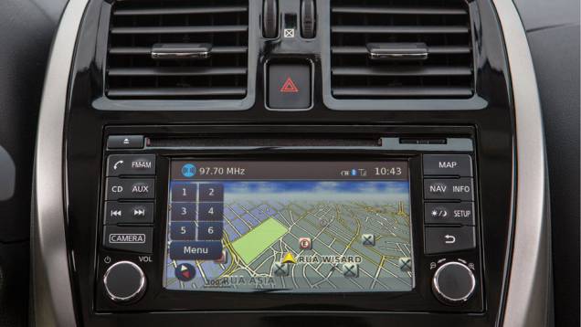 Vers&atilde;o topo-de-linha SL traz nova central multim&iacute;dia com tela de 5,8 polegadas, GPS e c&acirc;mera de r&eacute; | <a href="https://beta-develop.quatrorodas.abril.com.br/carros/lancamentos/nissan-new-march-782972.shtml" rel="migration">Leia mais</a>