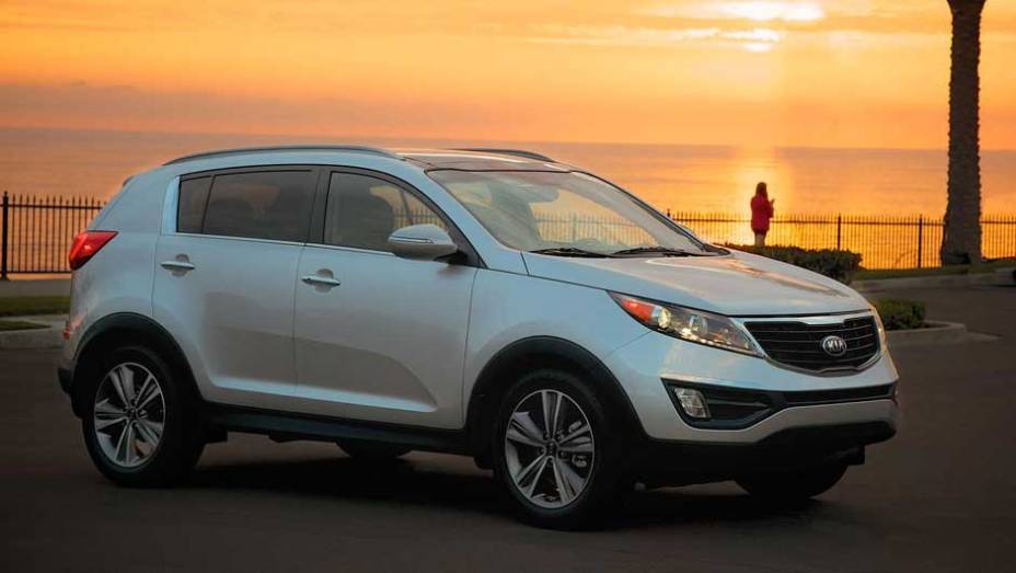 Opcionalmente, o SUV pode vir com faróis com LED, já oferecidos na versão vendida no Brasil | <a href="https://beta-develop.quatrorodas.abril.com.br/noticias/fabricantes/kia-revela-facelift-sportage-2014-eua-754251.shtml" rel="migration">Leia mais</a>