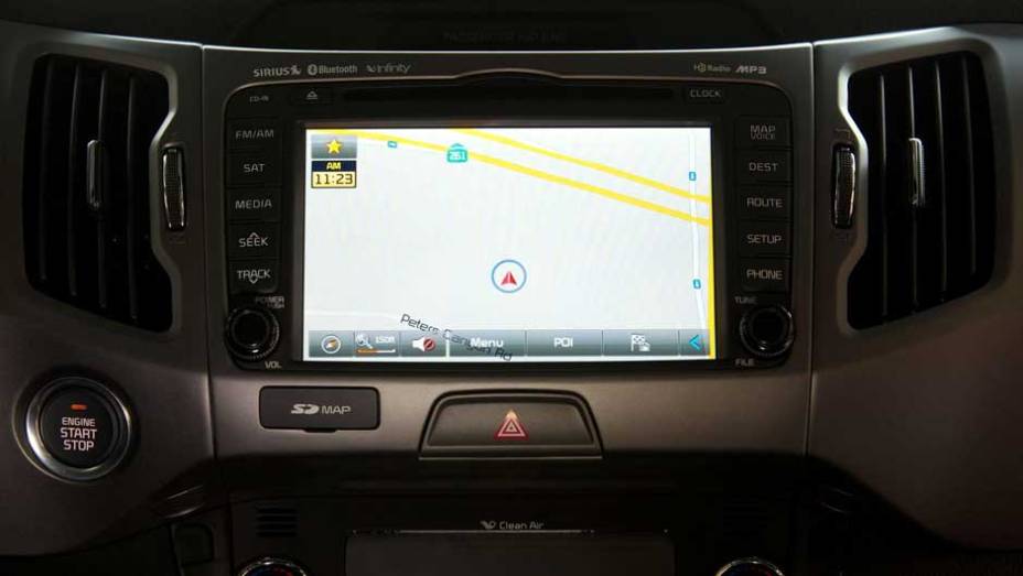 O sistema multimídia tem GPS, rádio via satélite e navegação na internet pelo smartphone | <a href="https://beta-develop.quatrorodas.abril.com.br/noticias/fabricantes/kia-revela-facelift-sportage-2014-eua-754251.shtml" rel="migration">Leia mais</a>