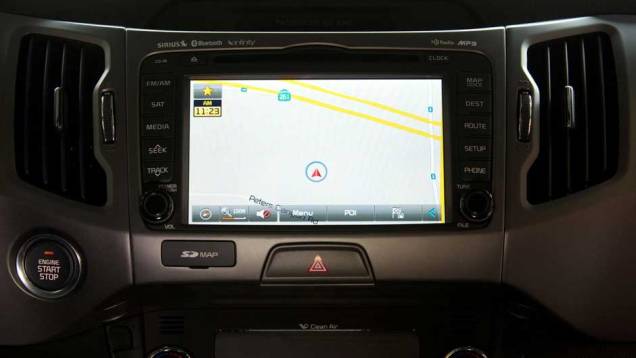 O sistema multimídia tem GPS, rádio via satélite e navegação na internet pelo smartphone | <a href="https://beta-develop.quatrorodas.abril.com.br/noticias/fabricantes/kia-revela-facelift-sportage-2014-eua-754251.shtml" rel="migration">Leia mais</a> O sistema multimídia tem GPS, rádio via satélite e navegação na internet pelo smartphone | <a href="https://beta-develop.quatrorodas.abril.com.br/noticias/fabricantes/kia-revela-facelift-sportage-2014-eua-754251.shtml" rel="migration">Leia mais</a>