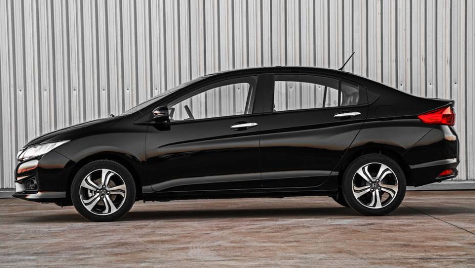 O design esportivo do Fit ganhou um toque de requinte no City | <a href="https://beta-develop.quatrorodas.abril.com.br/carros/lancamentos/honda-city-800143.shtml" rel="migration">Leia mais</a>