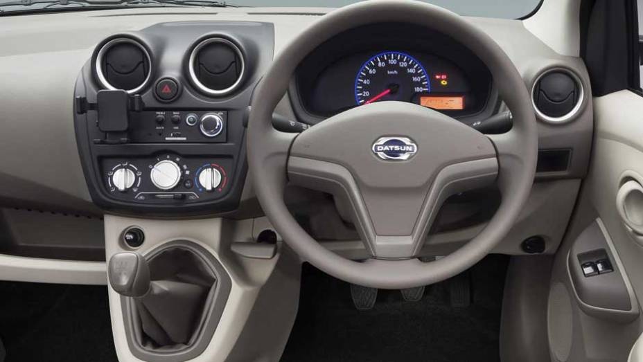 O interior espartano surpreende pela falta de um rádio: em seu lugar, a marca optou por uma espécie de dock para reprodução de faixas diretamente do iPod ou smartphone | <a href="https://beta-develop.quatrorodas.abril.com.br/noticias/fabricantes/datsun-lanca-minivan-go" rel="migration"></a> O interior espartano surpreende pela falta de um rádio: em seu lugar, a marca optou por uma espécie de dock para reprodução de faixas diretamente do iPod ou smartphone | <a href="https://beta-develop.quatrorodas.abril.com.br/noticias/fabricantes/datsun-lanca-minivan-go" rel="migration"></a>