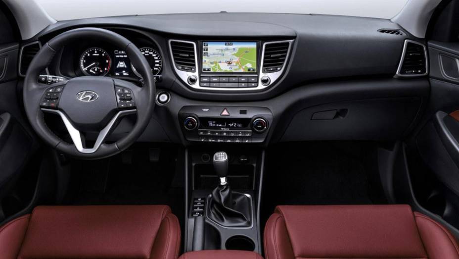 O interior está mais harmonioso e bem-acabado, incluindo itens como central multimídia com GPS e ar-condicionado digital | <a href="https://beta-develop.quatrorodas.abril.com.br/noticias/saloes/genebra-2015/nova-tucson-finalmente-revelada-837100.shtml" rel="migration">Leia mais</a> O interior está mais harmonioso e bem-acabado, incluindo itens como central multimídia com GPS e ar-condicionado digital | <a href="https://beta-develop.quatrorodas.abril.com.br/noticias/saloes/genebra-2015/nova-tucson-finalmente-revelada-837100.shtml" rel="migration">Leia mais</a>