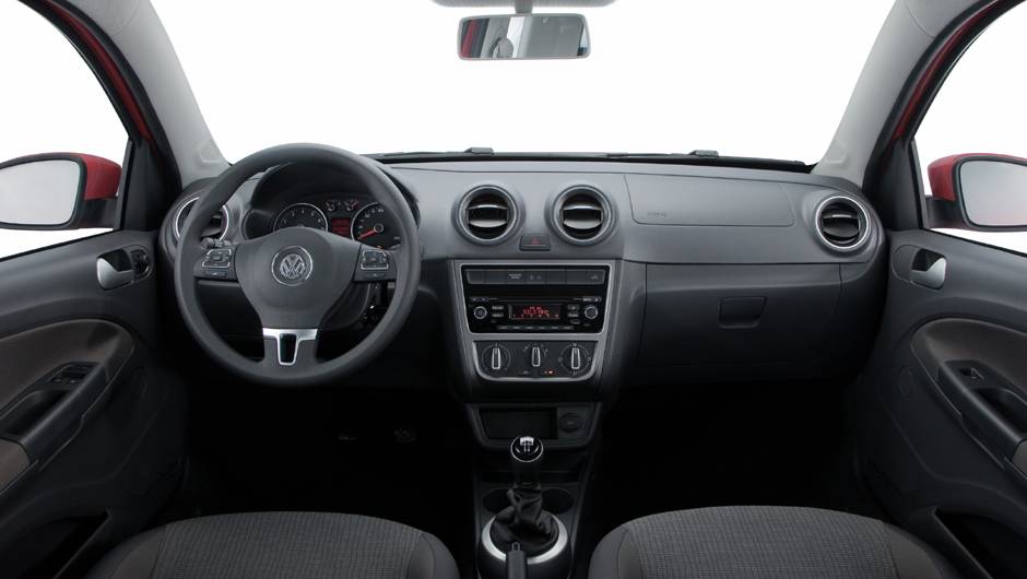 Por dentro, temos um novo grafismo nos instrumentos e novas saídas de ar-condicionado | <a href="https://beta-develop.quatrorodas.abril.com.br/carros/lancamentos/vw-saveiro-2014-738896.shtml" rel="migration">Leia mais</a> Por dentro, temos um novo grafismo nos instrumentos e novas saídas de ar-condicionado | <a href="https://beta-develop.quatrorodas.abril.com.br/carros/lancamentos/vw-saveiro-2014-738896.shtml" rel="migration">Leia mais</a>