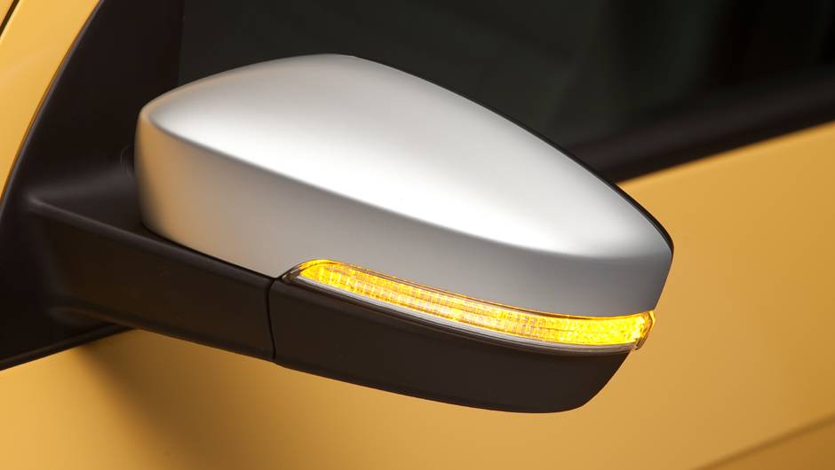 Os espelhos retrovisores têm luzes de seta embutidas e acabamento prateado | <a href="https://beta-develop.quatrorodas.abril.com.br/carros/lancamentos/vw-saveiro-2014-738896.shtml" rel="migration">Leia mais</a> Os espelhos retrovisores têm luzes de seta embutidas e acabamento prateado | <a href="https://beta-develop.quatrorodas.abril.com.br/carros/lancamentos/vw-saveiro-2014-738896.shtml" rel="migration">Leia mais</a>