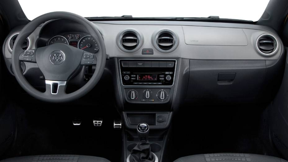 O interior tem detalhes em Piano Black, cromados e pedaleiras de alumínio | <a href="https://beta-develop.quatrorodas.abril.com.br/carros/lancamentos/vw-saveiro-2014-738896.shtml" rel="migration">Leia mais</a>