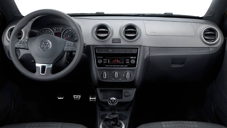 O interior tem detalhes em Piano Black, cromados e pedaleiras de alumínio | <a href="https://beta-develop.quatrorodas.abril.com.br/carros/lancamentos/vw-saveiro-2014-738896.shtml" rel="migration">Leia mais</a> O interior tem detalhes em Piano Black, cromados e pedaleiras de alumínio | <a href="https://beta-develop.quatrorodas.abril.com.br/carros/lancamentos/vw-saveiro-2014-738896.shtml" rel="migration">Leia mais</a>