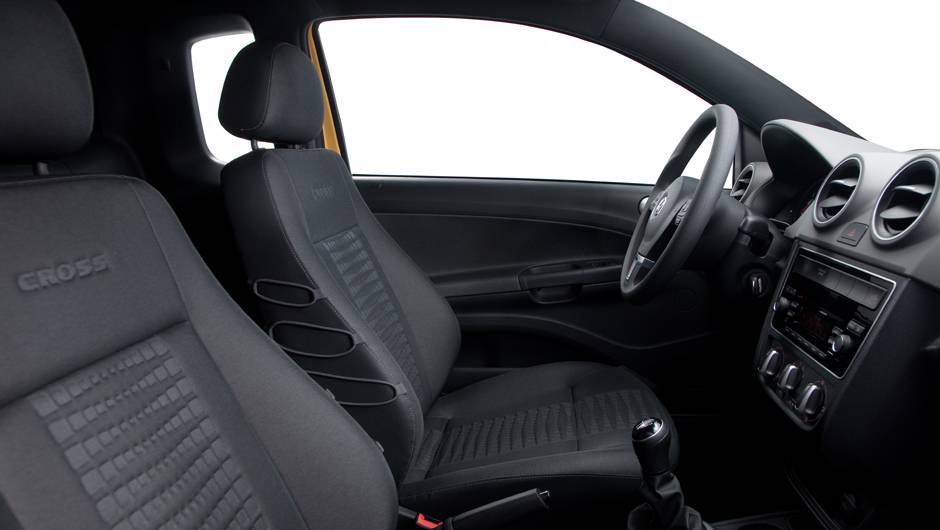 Bancos possuem fios laterais feitos de plástico reciclado e detalhes em baixo relevo | <a href="https://beta-develop.quatrorodas.abril.com.br/carros/lancamentos/vw-saveiro-2014-738896.shtml" rel="migration">Leia mais</a> Bancos possuem fios laterais feitos de plástico reciclado e detalhes em baixo relevo | <a href="https://beta-develop.quatrorodas.abril.com.br/carros/lancamentos/vw-saveiro-2014-738896.shtml" rel="migration">Leia mais</a>