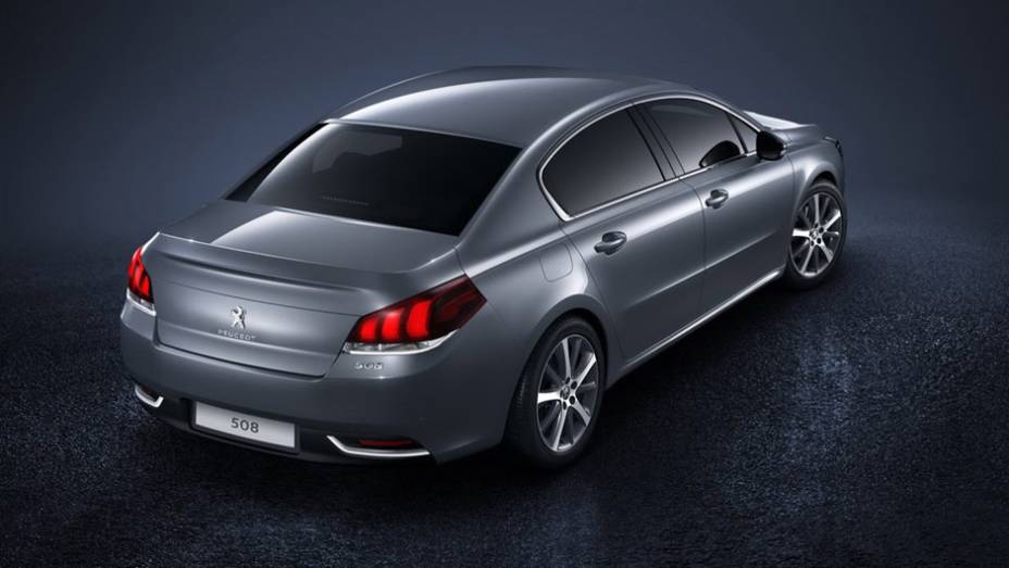 Atrás, o 508 traz novas lanternas e para-choque redesenhado | <a href="https://beta-develop.quatrorodas.abril.com.br/noticias/saloes/paris-2014/peugeot-muda-visual-508-786474.shtml" rel="migration">Leia mais</a>