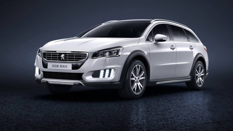 A perua aventureira RXH, que n&atilde;o &eacute; vendida no Brasil, tamb&eacute;m passou pela reestiliza&ccedil;&atilde;o | <a href="https://beta-develop.quatrorodas.abril.com.br/noticias/saloes/paris-2014/peugeot-muda-visual-508-786474.shtml" rel="migration">Leia mais</a>