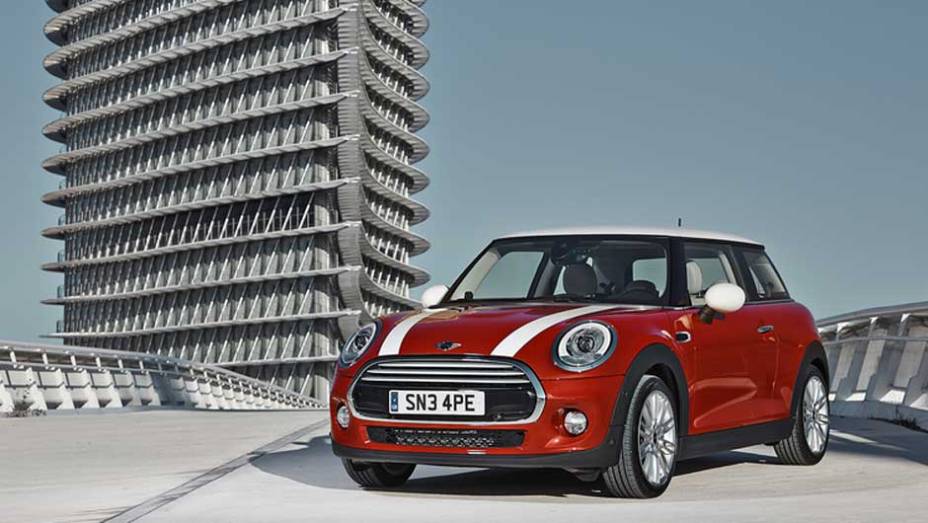 Logo de cara reconhecemos seu parentesco com o antigo Morris Mini, mesmo com o novo visual | <a href="https://beta-develop.quatrorodas.abril.com.br/carros/lancamentos/mini-cooper-2014-760542.shtml" rel="migration">Leia mais</a>