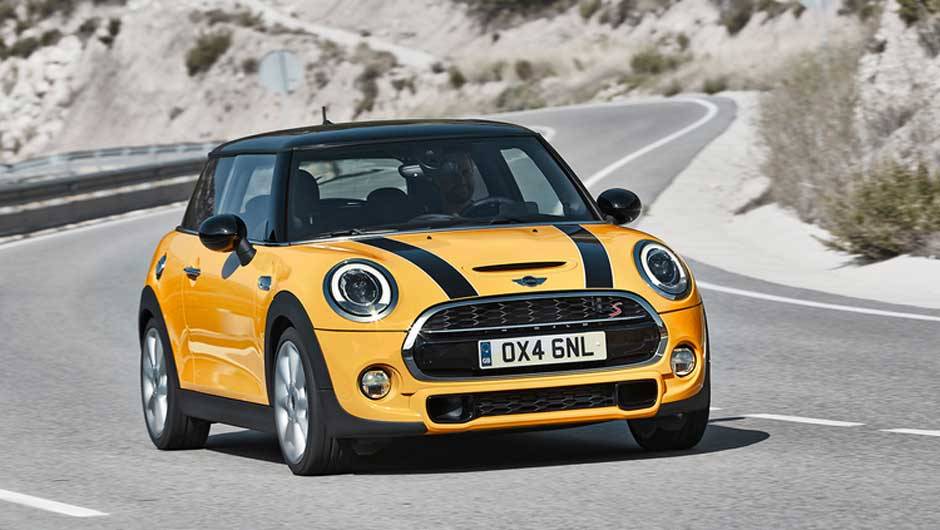 Os far&oacute;is redondos ficaram maiores e ganharam LEDs, lembrando o conceito Rocketman; a grade frontal ficou mais larga | <a href="https://beta-develop.quatrorodas.abril.com.br/carros/lancamentos/mini-cooper-2014-760542.shtml" rel="migration">Leia mais</a>