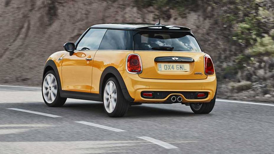 Atrás, as lanternas ficaram maiores e preservaram o antigo formato | <a href="https://beta-develop.quatrorodas.abril.com.br/carros/lancamentos/mini-cooper-2014-760542.shtml" rel="migration">Leia mais</a>