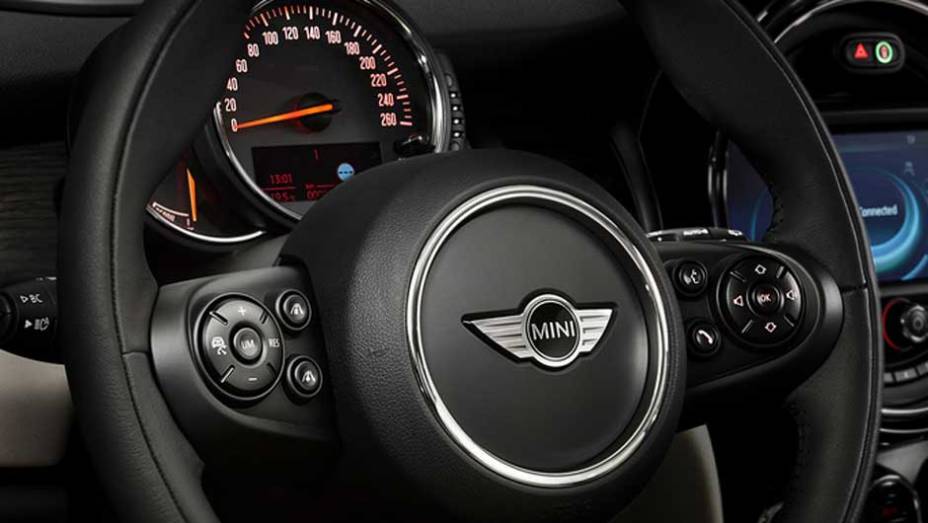 Charmoso, o painel agora traz o velocímetro em seu lugar devido, ou seja, atrás do volante | <a href="https://beta-develop.quatrorodas.abril.com.br/carros/lancamentos/mini-cooper-2014-760542.shtml" rel="migration">Leia mais</a>