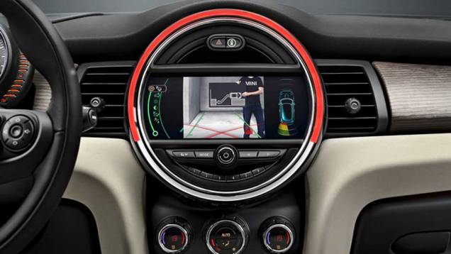 O chamativo mostrador redondo central exibe informações do sistema multimídia | <a href="https://beta-develop.quatrorodas.abril.com.br/carros/lancamentos/mini-cooper-2014-760542.shtml" rel="migration">Leia mais</a> O chamativo mostrador redondo central exibe informações do sistema multimídia | <a href="https://beta-develop.quatrorodas.abril.com.br/carros/lancamentos/mini-cooper-2014-760542.shtml" rel="migration">Leia mais</a>