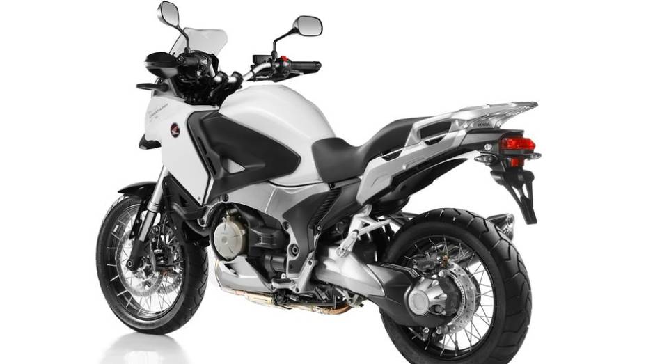 O modelo aventureiro passa a ser disponibilizado nas concession&aacute;rias da marca japonesa por R$ 79.900 e tem um ano de garantia | <a href="%20https://beta-develop.quatrorodas.abril.com.br/moto/noticias/honda-vfr-1200x-crosstourer-729192.shtml" rel="migration">Leia mais</a>