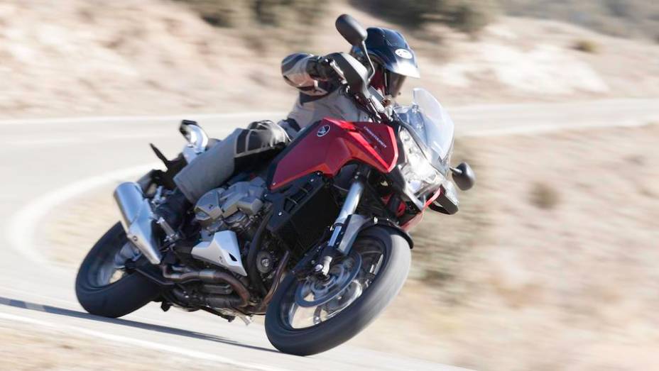 Um dos maiores atrativos da VFR 1200X Crosstourer promete ser o c&acirc;mbio de dupla embreagem | <a href="%20https://beta-develop.quatrorodas.abril.com.br/moto/noticias/honda-vfr-1200x-crosstourer-729192.shtml" rel="migration">Leia mais</a>