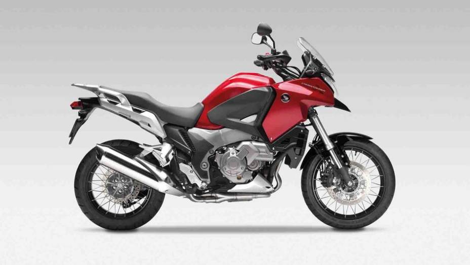 Quanto ao motor, o modelo chega com um V4 de 1.236,7 cm&sup3; com inje&ccedil;&atilde;o eletr&ocirc;nica | <a href="%20https://beta-develop.quatrorodas.abril.com.br/moto/noticias/honda-vfr-1200x-crosstourer-729192.shtml" rel="migration">Leia mais</a>