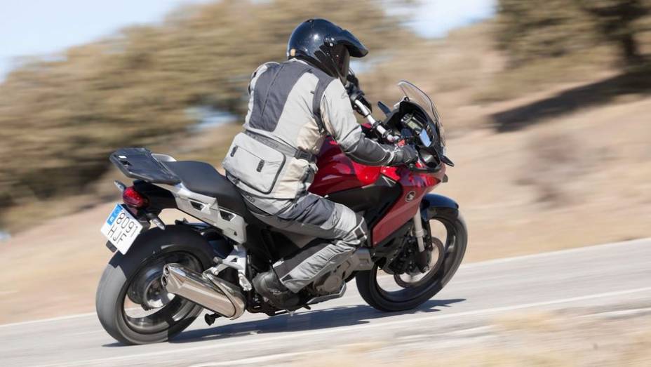 Ele entrega pot&ecirc;ncia m&aacute;xima de 129,2 cavalos e 12,8 kgfm de torque (a 6.500 rpm) | <a href="https://beta-develop.quatrorodas.abril.com.br/moto/noticias/honda-vfr-1200x-crosstourer-729192.shtml" rel="migration">Leia mais</a>