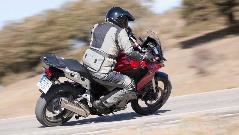 Ele entrega pot&ecirc;ncia m&aacute;xima de 129,2 cavalos e 12,8 kgfm de torque (a 6.500 rpm) | <a href="https://beta-develop.quatrorodas.abril.com.br/moto/noticias/honda-vfr-1200x-crosstourer-729192.shtml" rel="migration">Leia mais</a>