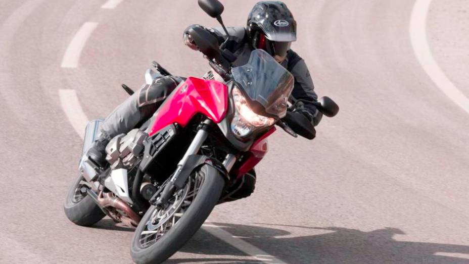 Em termos de seguran&ccedil;a, a aventureira chega com o sistema Combined ABS (C-ABS) de freios e controle de tra&ccedil;&atilde;o. | <a href="%20https://beta-develop.quatrorodas.abril.com.br/moto/noticias/honda-vfr-1200x-crosstourer-729192.shtml" rel="migration">Leia mais</a>
