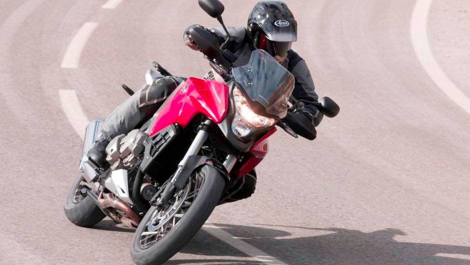 Em termos de seguran&ccedil;a, a aventureira chega com o sistema Combined ABS (C-ABS) de freios e controle de tra&ccedil;&atilde;o. | <a href="%20https://beta-develop.quatrorodas.abril.com.br/moto/noticias/honda-vfr-1200x-crosstourer-729192.shtml" rel="migration">Leia mais</a>