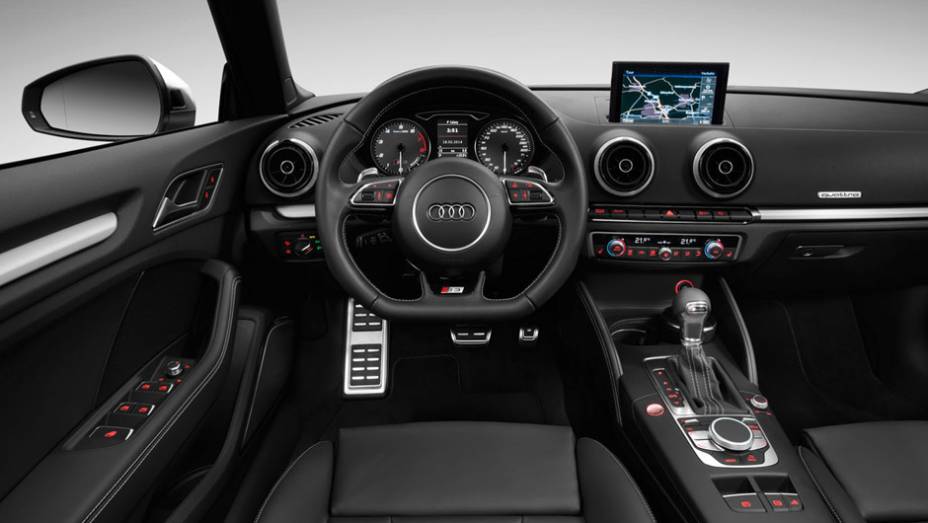 Com volante achatado e acabamento com apliques de alum&iacute;nio, o interior do S3 Cabrio &eacute; mais esportivo que o da linha A3 | <a href="https://beta-develop.quatrorodas.abril.com.br/noticias/saloes/genebra-2014/audi-revela-novo-s3-cabriolet-773912.shtml" rel="migration">Leia mais</a>