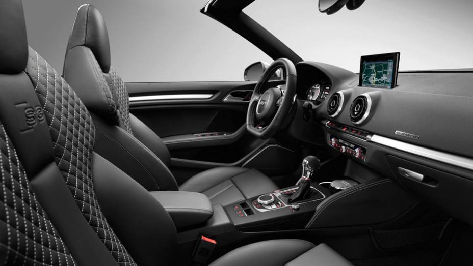 Os bancos revestidos em couro são do tipo concha, feitos para segurar melhor o corpo dos passageiros | <a href="https://beta-develop.quatrorodas.abril.com.br/noticias/saloes/genebra-2014/audi-revela-novo-s3-cabriolet-773912.shtml" rel="migration">Leia mais</a> Os bancos revestidos em couro são do tipo concha, feitos para segurar melhor o corpo dos passageiros | <a href="https://beta-develop.quatrorodas.abril.com.br/noticias/saloes/genebra-2014/audi-revela-novo-s3-cabriolet-773912.shtml" rel="migration">Leia mais</a>