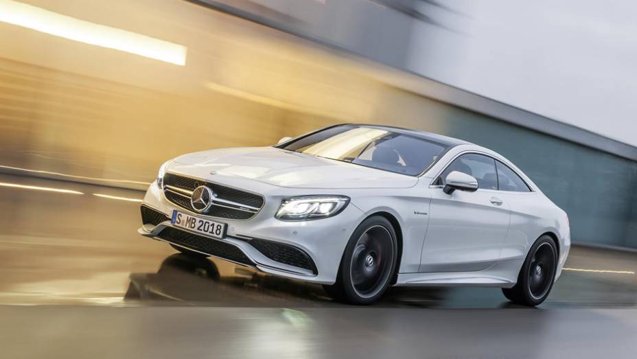 Recém-lançada, a versão esportiva do Classe S Coupe foi preparada pela AMG | <a href="https://beta-develop.quatrorodas.abril.com.br/noticias/fabricantes/mercedes-benz-mostra-s-63-amg-coupe-777171.shtml" rel="migration">Leia mais</a>