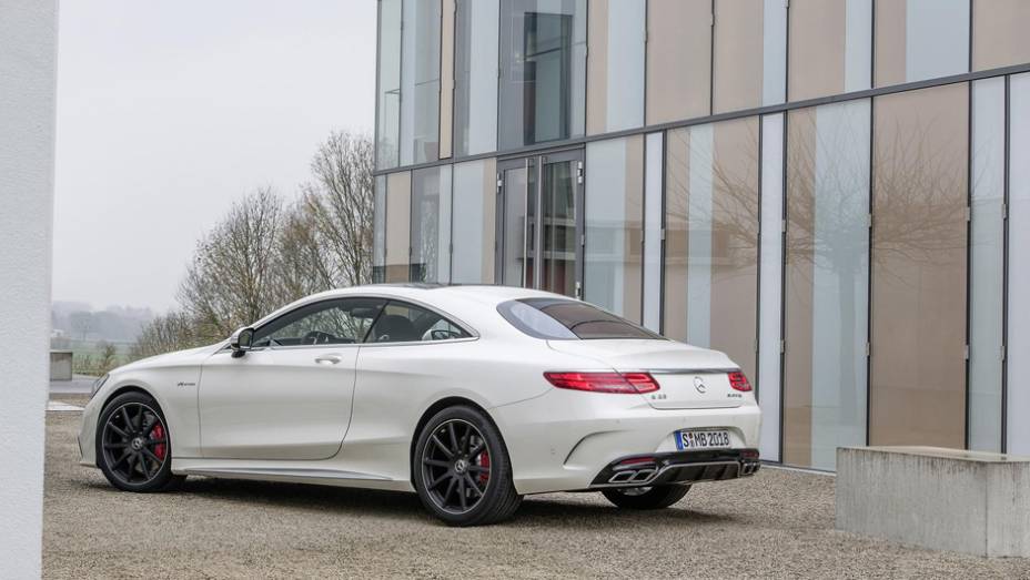 O carro t&ecirc;m novos para-choques, para-lamas alargados e as quatro sa&iacute;das de escapamento cromadas | <a href="https://beta-develop.quatrorodas.abril.com.br/noticias/fabricantes/mercedes-benz-mostra-s-63-amg-coupe-777171.shtml" rel="migration">Leia mais</a>