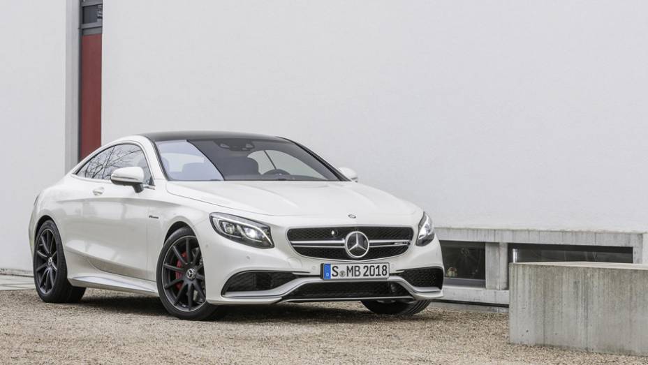 O modelo &eacute; recheado de itens tecnol&oacute;gicos como suspens&atilde;o a ar Airmatic | <a href="https://beta-develop.quatrorodas.abril.com.br/noticias/fabricantes/mercedes-benz-mostra-s-63-amg-coupe-777171.shtml" rel="migration">Leia mais</a>
