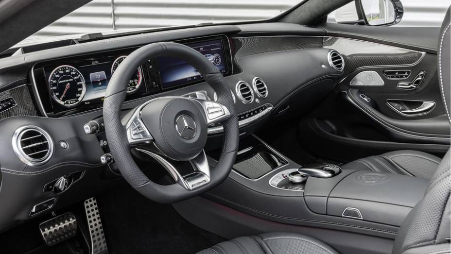 Internamente vem com volante de três raios com base achatada e ...| <a href="https://beta-develop.quatrorodas.abril.com.br/noticias/fabricantes/mercedes-benz-mostra-s-63-amg-coupe-777171.shtml" rel="migration">Leia mais</a>