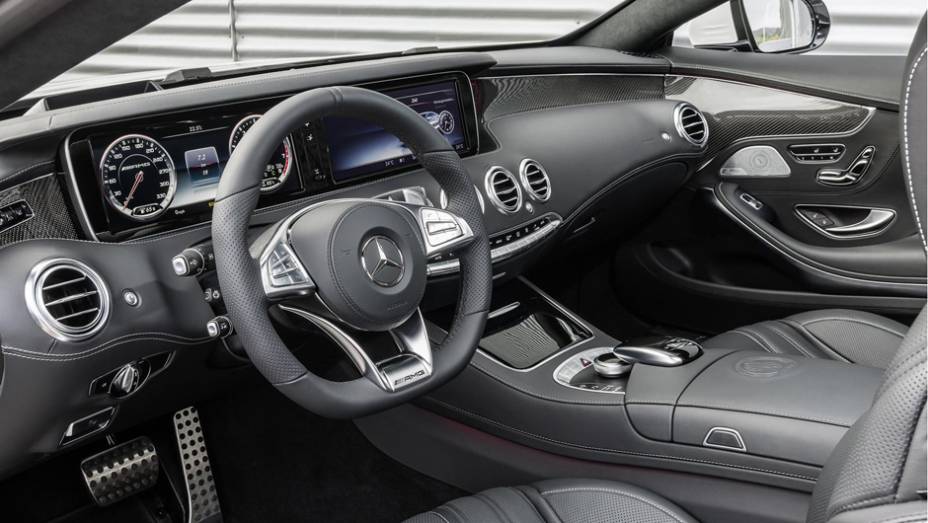 Internamente vem com volante de tr&ecirc;s raios com base achatada e ...| <a href="https://beta-develop.quatrorodas.abril.com.br/noticias/fabricantes/mercedes-benz-mostra-s-63-amg-coupe-777171.shtml" rel="migration">Leia mais</a>