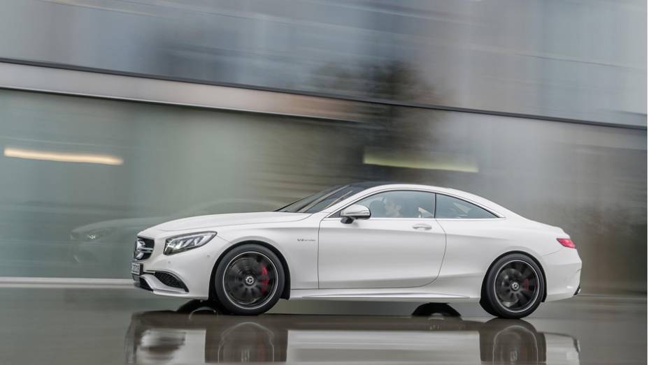 O S 63 AMG Coupe faz sua estreia mundial no Salão de Nova York, que acontecerá em abril | <a href="https://beta-develop.quatrorodas.abril.com.br/noticias/fabricantes/mercedes-benz-mostra-s-63-amg-coupe-777171.shtml" rel="migration">Leia mais</a>