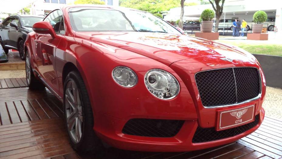 O Jockey Clube de São Paulo recebe até o dia 1º de dezembro o Auto Premium Show, evento que reúne algumas das principais marcas de luxo, como a Bentley | <a href="https://beta-develop.quatrorodas.abril.com.br/noticias/fabricantes/auto-premium-show-abre-portas-sp-760626" rel="migration"></a>