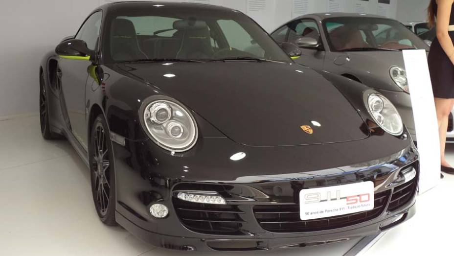 Ao seu lado estão modelos de outras gerações, como este 911 Edition 918 Spyder, vendido só para quem reservou um 918 Spyder | <a href="https://beta-develop.quatrorodas.abril.com.br/noticias/fabricantes/auto-premium-show-abre-portas-sp-760626.shtml" rel="migration">Leia mais</a>