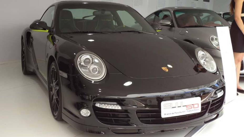 Ao seu lado estão modelos de outras gerações, como este 911 Edition 918 Spyder, vendido só para quem reservou um 918 Spyder | <a href="https://beta-develop.quatrorodas.abril.com.br/noticias/fabricantes/auto-premium-show-abre-portas-sp-760626.shtml" rel="migration">Leia mais</a> Ao seu lado estão modelos de outras gerações, como este 911 Edition 918 Spyder, vendido só para quem reservou um 918 Spyder | <a href="https://beta-develop.quatrorodas.abril.com.br/noticias/fabricantes/auto-premium-show-abre-portas-sp-760626.shtml" rel="migration">Leia mais</a>