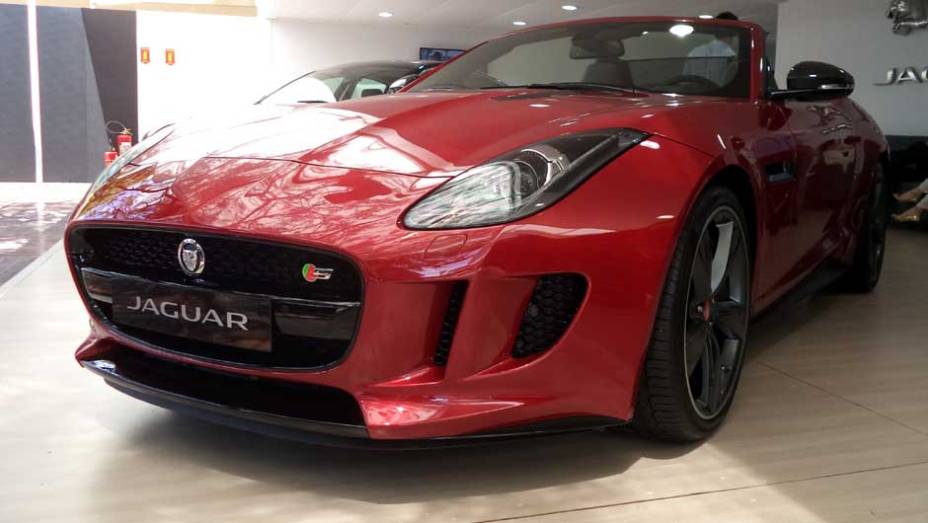 O belo F-Type é a estrela da Jaguar | <a href="https://beta-develop.quatrorodas.abril.com.br/noticias/fabricantes/auto-premium-show-abre-portas-sp-760626.shtml" rel="migration">Leia mais</a>