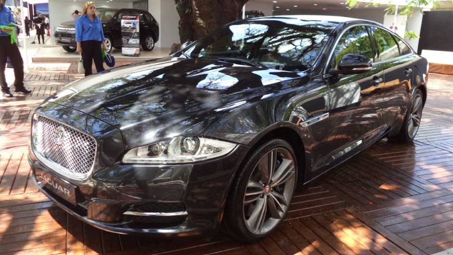 Pouco comum pelas ruas, o suntuoso XJ atrai olhares curiosos | <a href="https://beta-develop.quatrorodas.abril.com.br/noticias/fabricantes/auto-premium-show-abre-portas-sp-760626.shtml" rel="migration">Leia mais</a> Pouco comum pelas ruas, o suntuoso XJ atrai olhares curiosos | <a href="https://beta-develop.quatrorodas.abril.com.br/noticias/fabricantes/auto-premium-show-abre-portas-sp-760626.shtml" rel="migration">Leia mais</a>