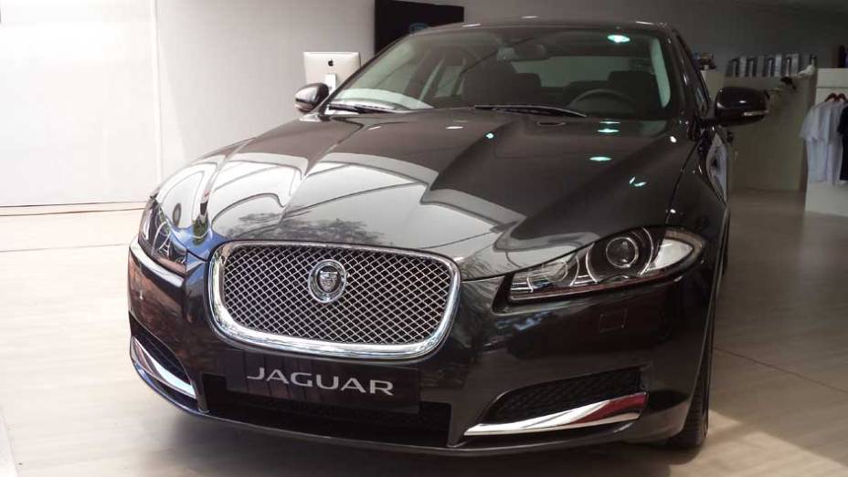 Menor e mais acess&iacute;vel, o XF tem uma vers&atilde;o com motor 2.0 turbo | <a href="https://beta-develop.quatrorodas.abril.com.br/noticias/fabricantes/auto-premium-show-abre-portas-sp-760626.shtml" rel="migration">Leia mais</a>