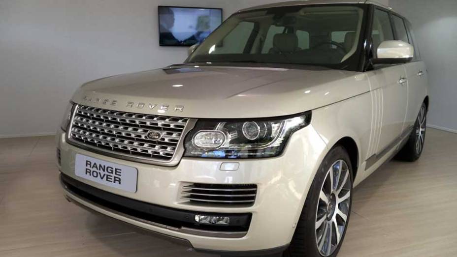 Recém-lançado, o Range Rover Vogue atrai fãs de SUVs | <a href="https://beta-develop.quatrorodas.abril.com.br/noticias/fabricantes/auto-premium-show-abre-portas-sp-760626.shtml" rel="migration">Leia mais</a>