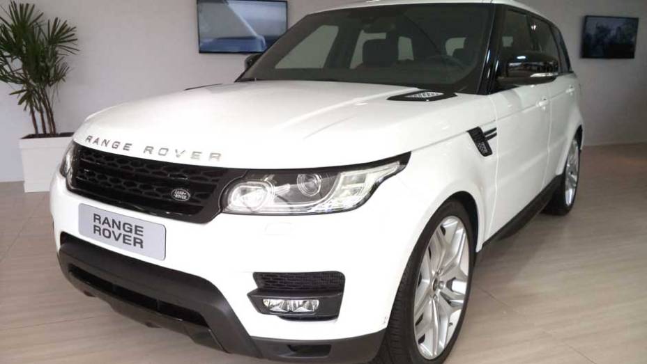 Mais nervoso, o Range Rover Sport é vendido com motorizações a diesel e gasolina | <a href="https://beta-develop.quatrorodas.abril.com.br/noticias/fabricantes/auto-premium-show-abre-portas-sp-760626.shtml" rel="migration">Leia mais</a>