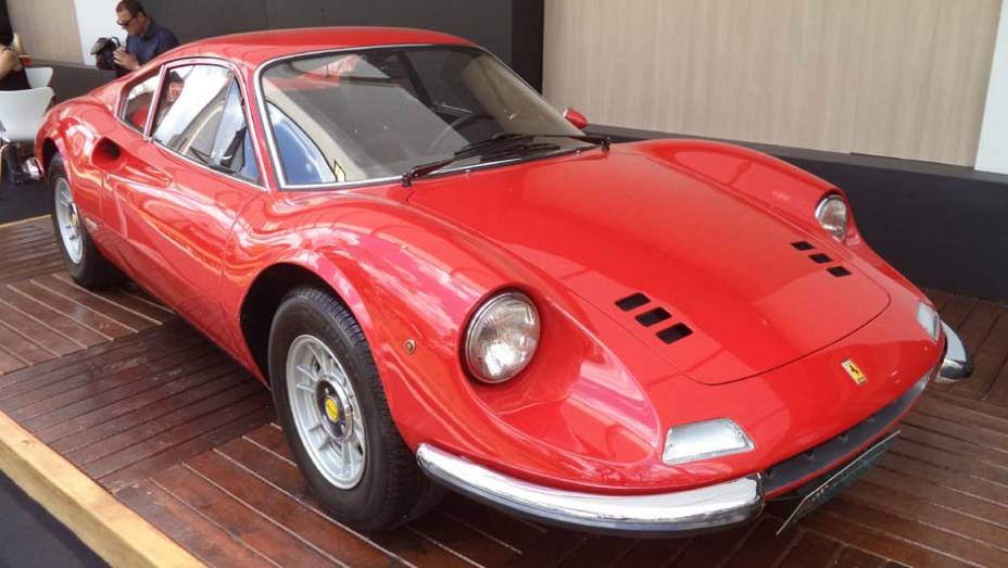 A Private Collections, famosa loja de venda de clássicos, levou ao evento uma Ferrari Dino | <a href="https://beta-develop.quatrorodas.abril.com.br/noticias/fabricantes/auto-premium-show-abre-portas-sp-760626.shtml" rel="migration">Leia mais</a>