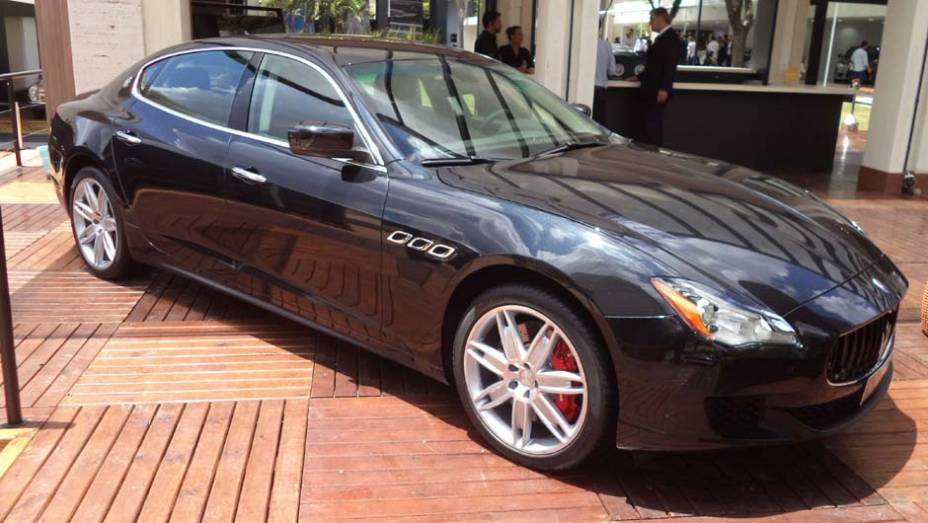 Já a Via Italia, importadora oficial da Ferrari, preferiu investir na Maserati; esta é a Quattroporte | <a href="https://beta-develop.quatrorodas.abril.com.br/noticias/fabricantes/auto-premium-show-abre-portas-sp-760626.shtml" rel="migration">Leia mais</a>