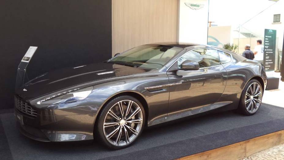 A Aston Martin rouba a cena com o Virage | <a href="https://beta-develop.quatrorodas.abril.com.br/noticias/fabricantes/auto-premium-show-abre-portas-sp-760626.shtml" rel="migration">Leia mais</a>