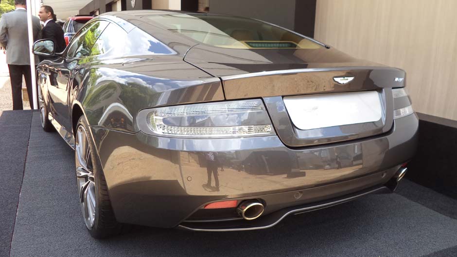 Al&eacute;m dele, a marca mostra, pela primeira vez, o Vantage no Brasil | <a href="https://beta-develop.quatrorodas.abril.com.br/noticias/fabricantes/auto-premium-show-abre-portas-sp-760626.shtml" rel="migration">Leia mais</a>