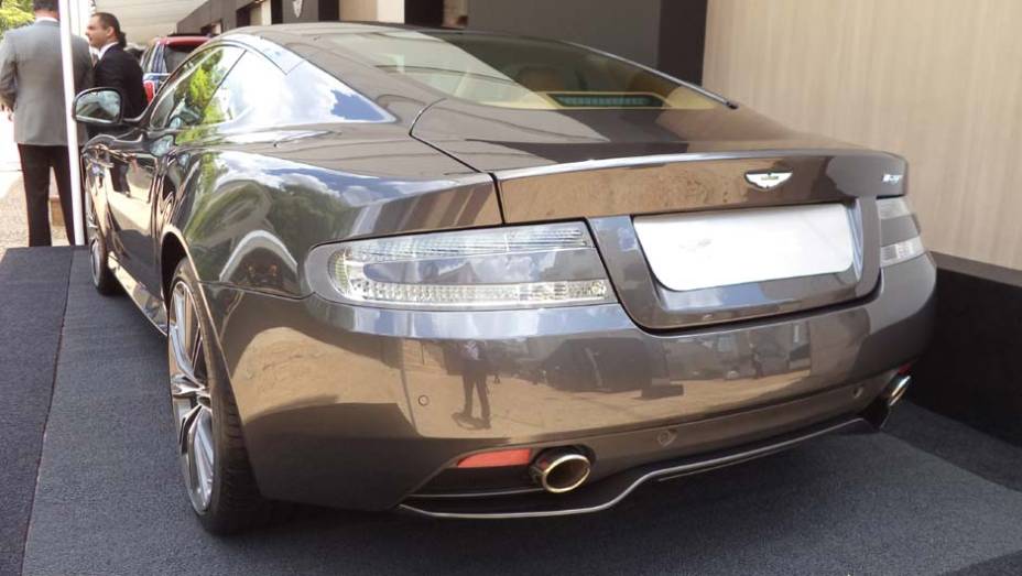 Além dele, a marca mostra, pela primeira vez, o Vantage no Brasil | <a href="https://beta-develop.quatrorodas.abril.com.br/noticias/fabricantes/auto-premium-show-abre-portas-sp-760626.shtml" rel="migration">Leia mais</a> Além dele, a marca mostra, pela primeira vez, o Vantage no Brasil | <a href="https://beta-develop.quatrorodas.abril.com.br/noticias/fabricantes/auto-premium-show-abre-portas-sp-760626.shtml" rel="migration">Leia mais</a>